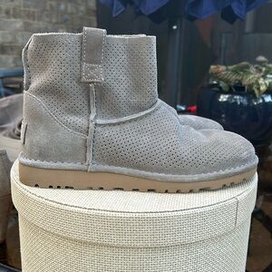 Ugg shoes size 6 gray